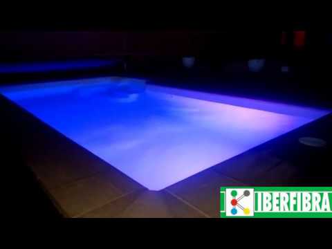 Descubre los vibrantes focos LED de colores para tu piscina